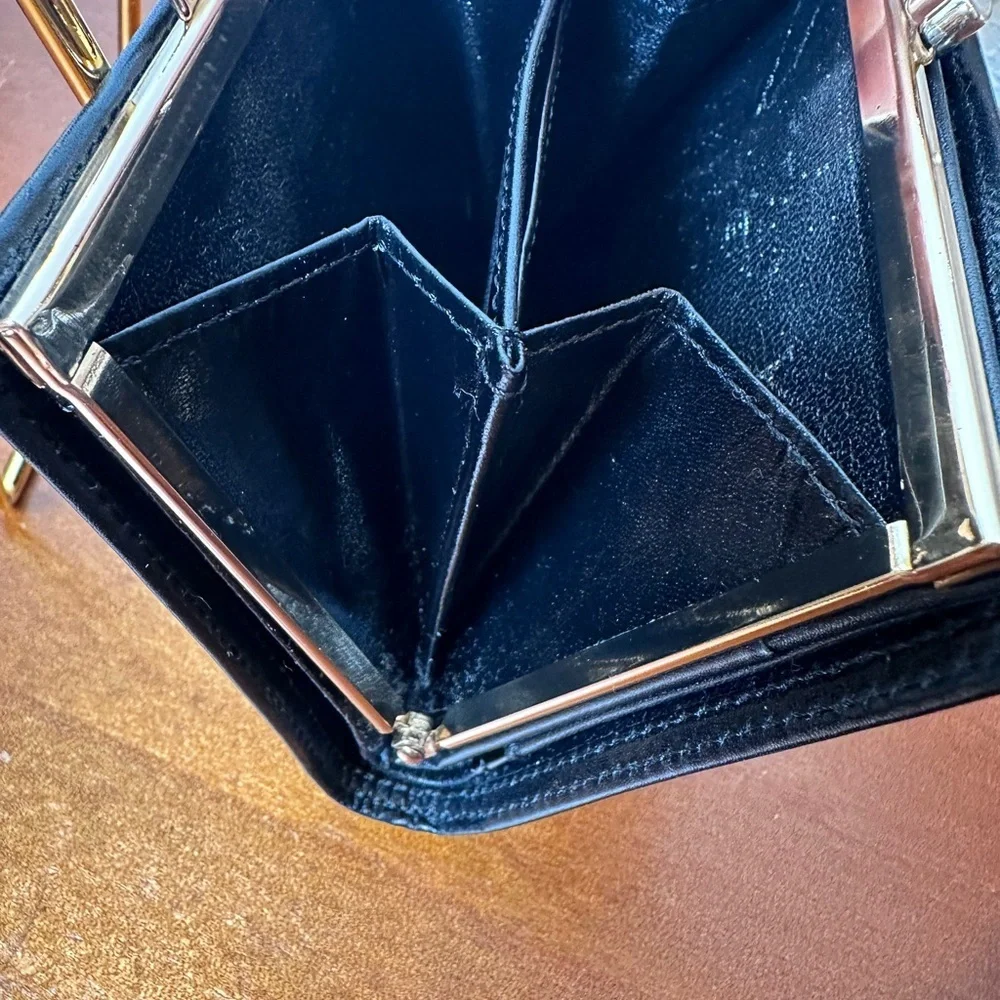 AUTH GIVENCHY VINTAGE LOGO
LEATHER COMPACT WALLET PREOWNED BLACK - Picture 6 of 9